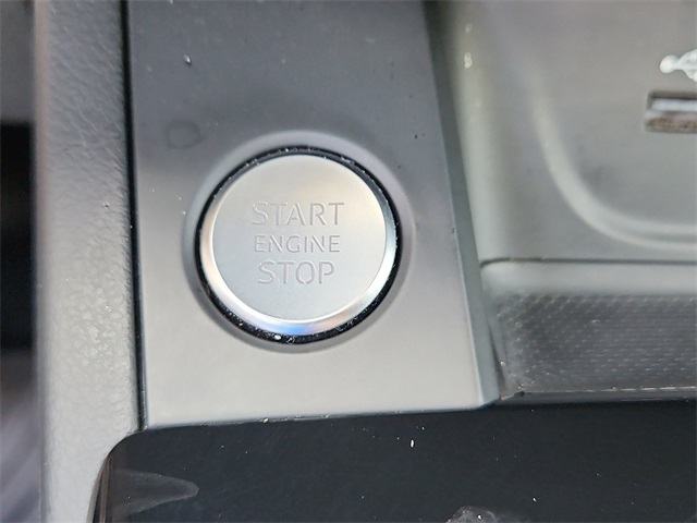 Vehicle image 31 of 33