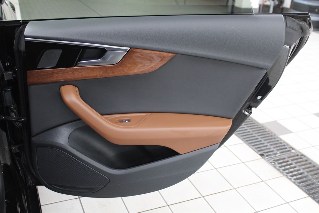 Vehicle image 32 of 34