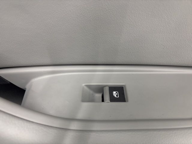 Vehicle image 37 of 62