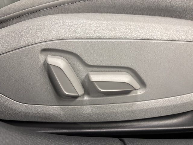 Vehicle image 33 of 62