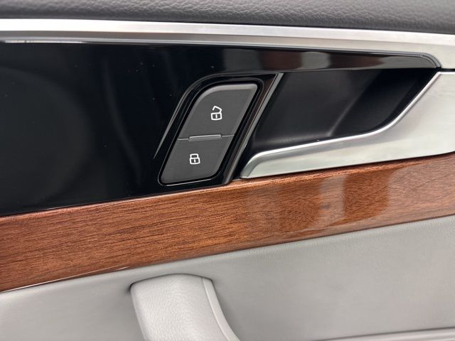 Vehicle image 32 of 62
