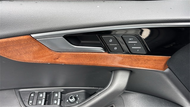 Vehicle image 18 of 36