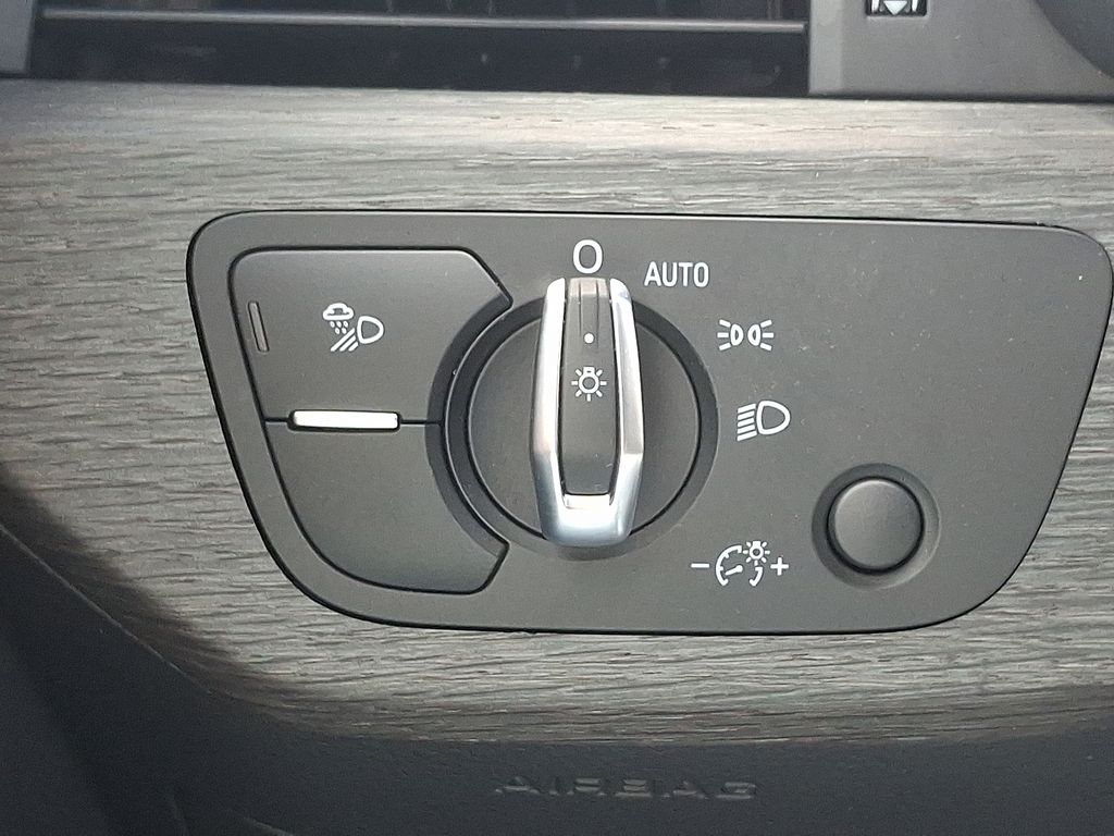 Vehicle image 26 of 30