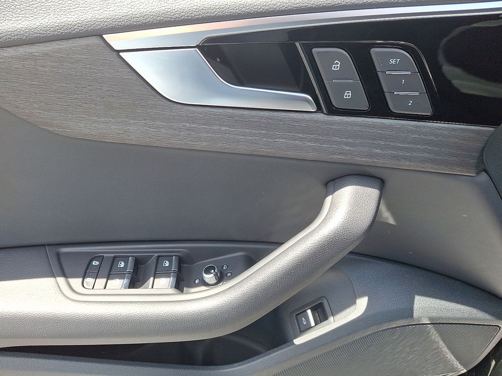 Vehicle image 12 of 30
