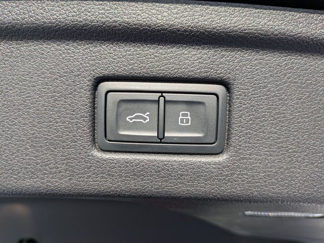 Vehicle image 23 of 28