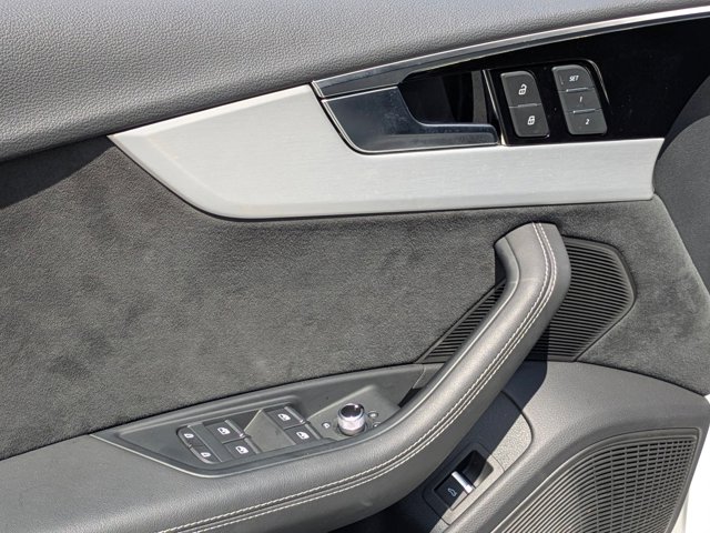 Vehicle image 27 of 30