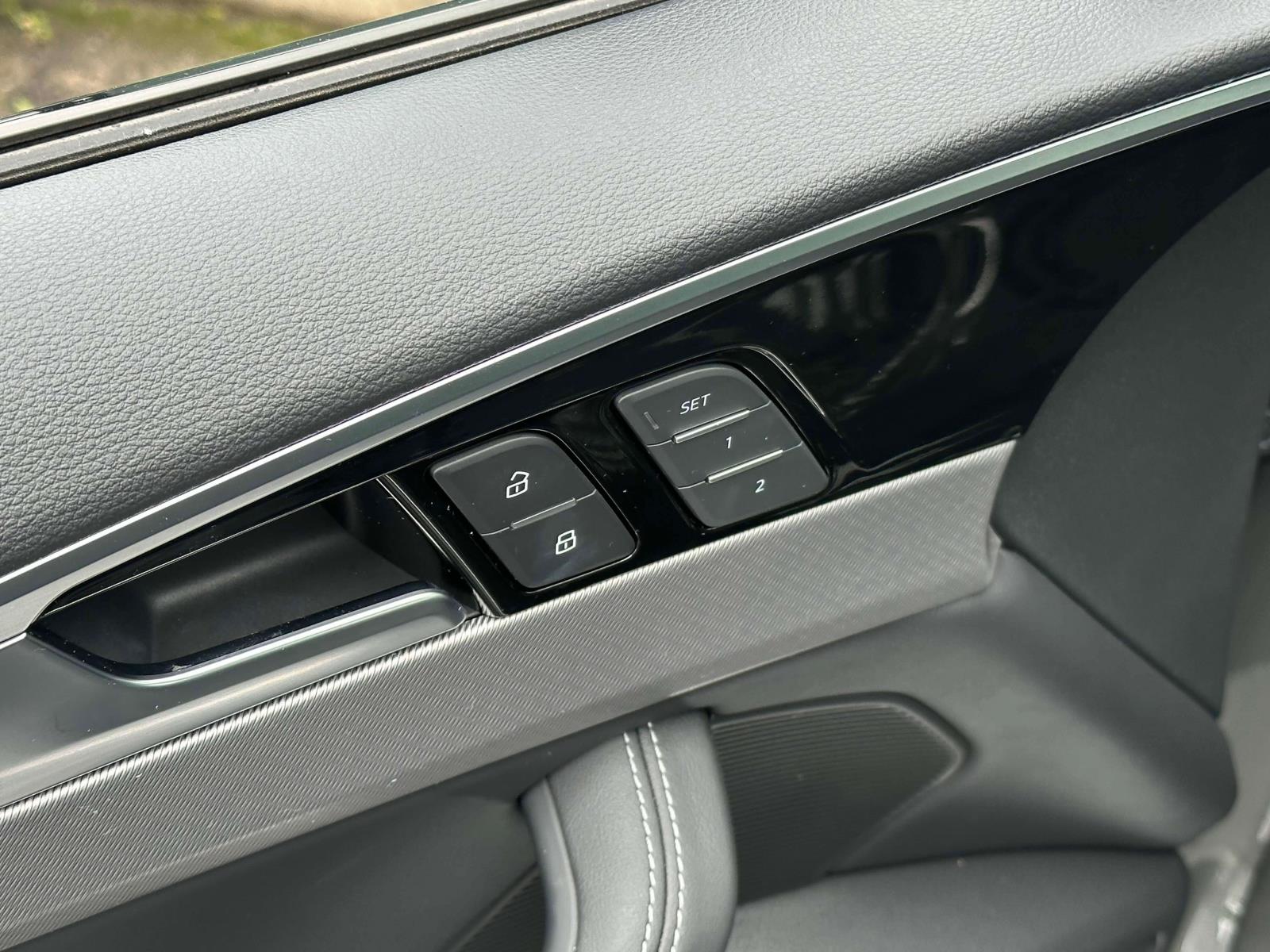 Vehicle image 23 of 34