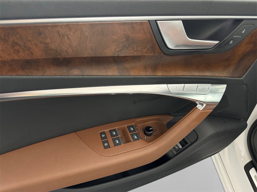 Vehicle image 14 of 32