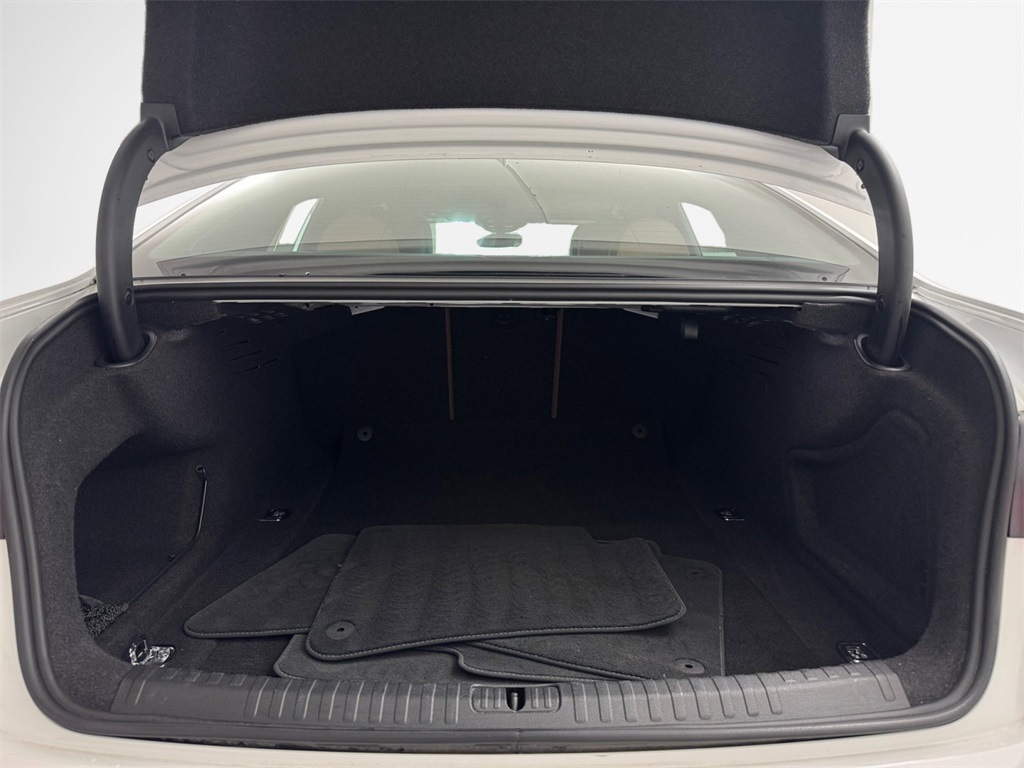Vehicle image 25 of 32