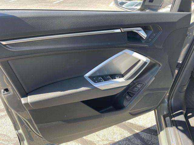 Vehicle image 18 of 34