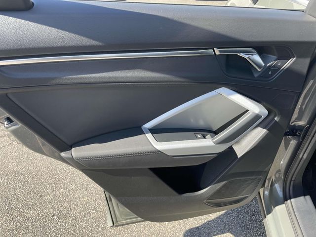 Vehicle image 17 of 34