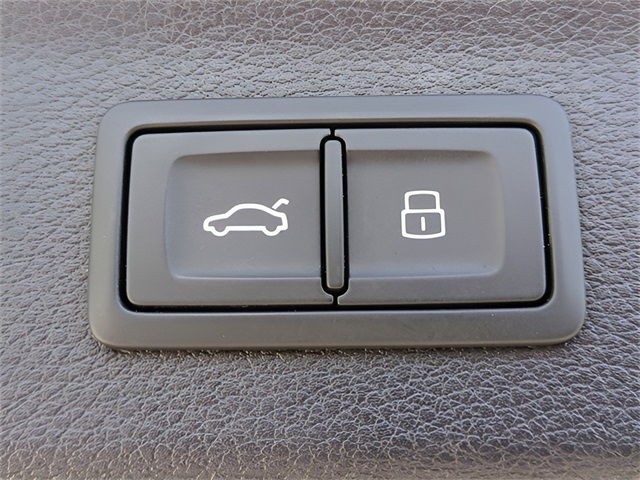 Vehicle image 32 of 37