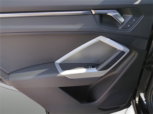 Vehicle image 27 of 37