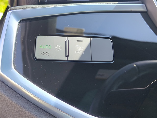 Vehicle image 33 of 37