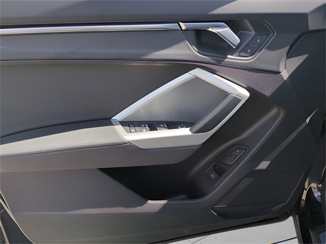 Vehicle image 26 of 37