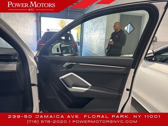 Vehicle image 11 of 43