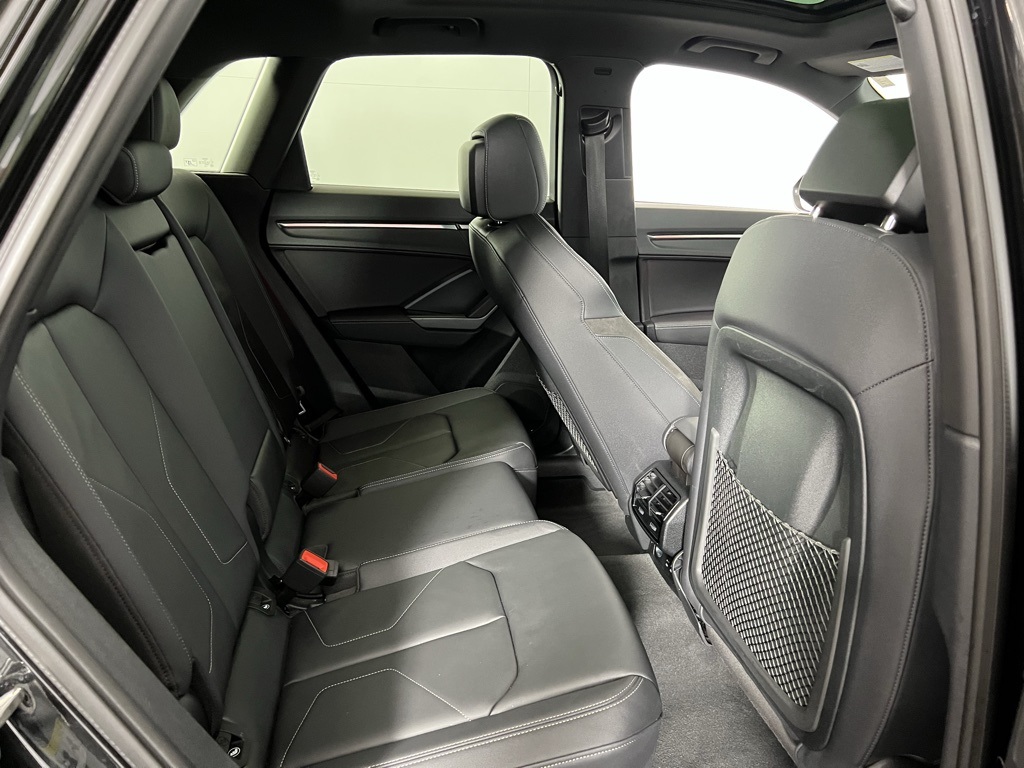 Vehicle image 32 of 54