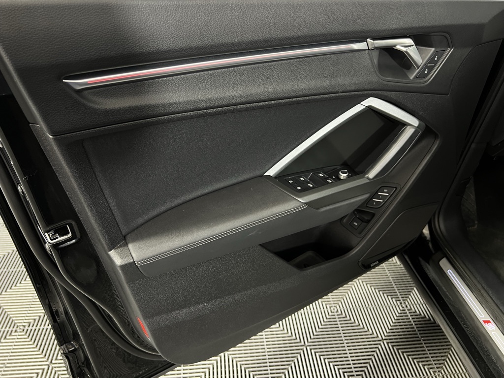 Vehicle image 27 of 54