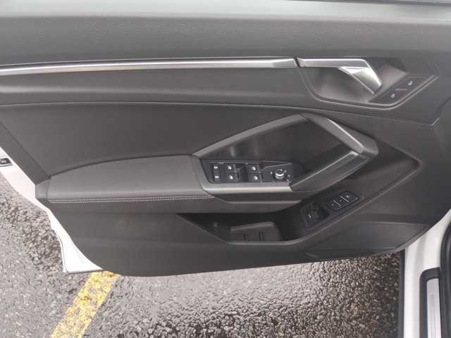 Vehicle image 10 of 23