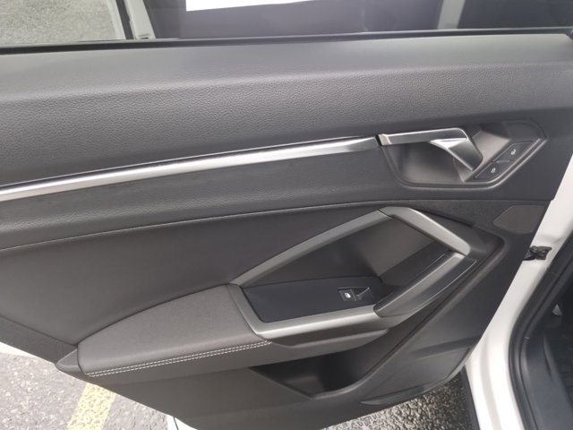 Vehicle image 17 of 23