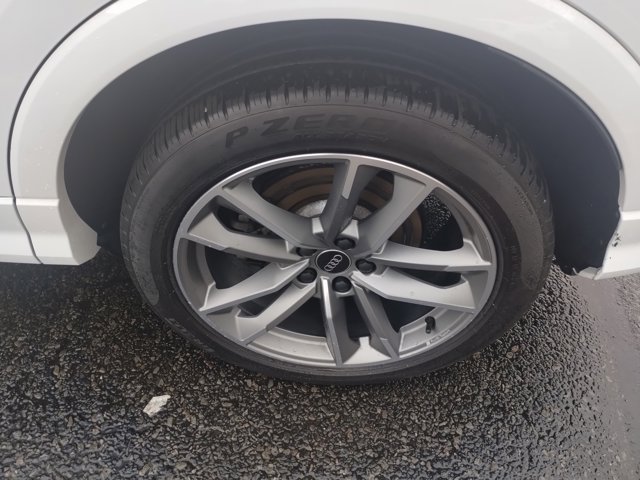 Vehicle image 21 of 23