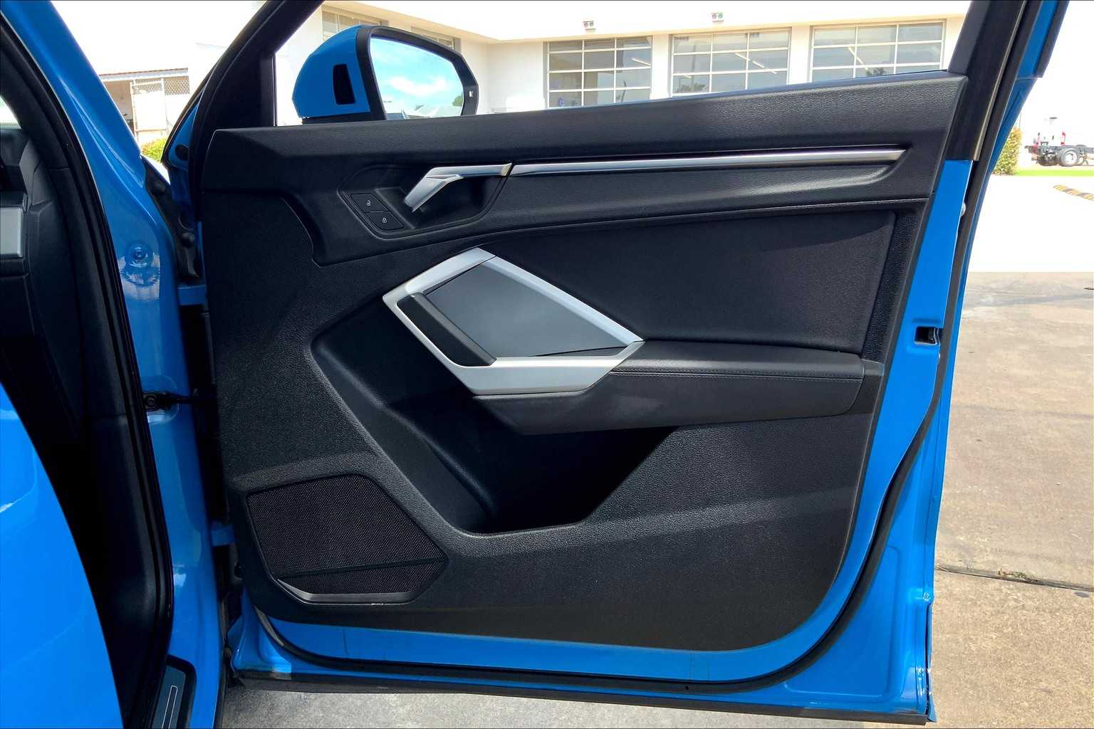 Vehicle image 32 of 35