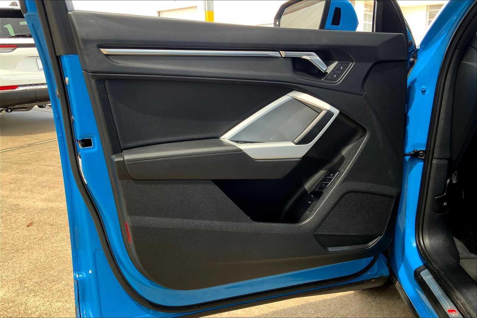 Vehicle image 22 of 35