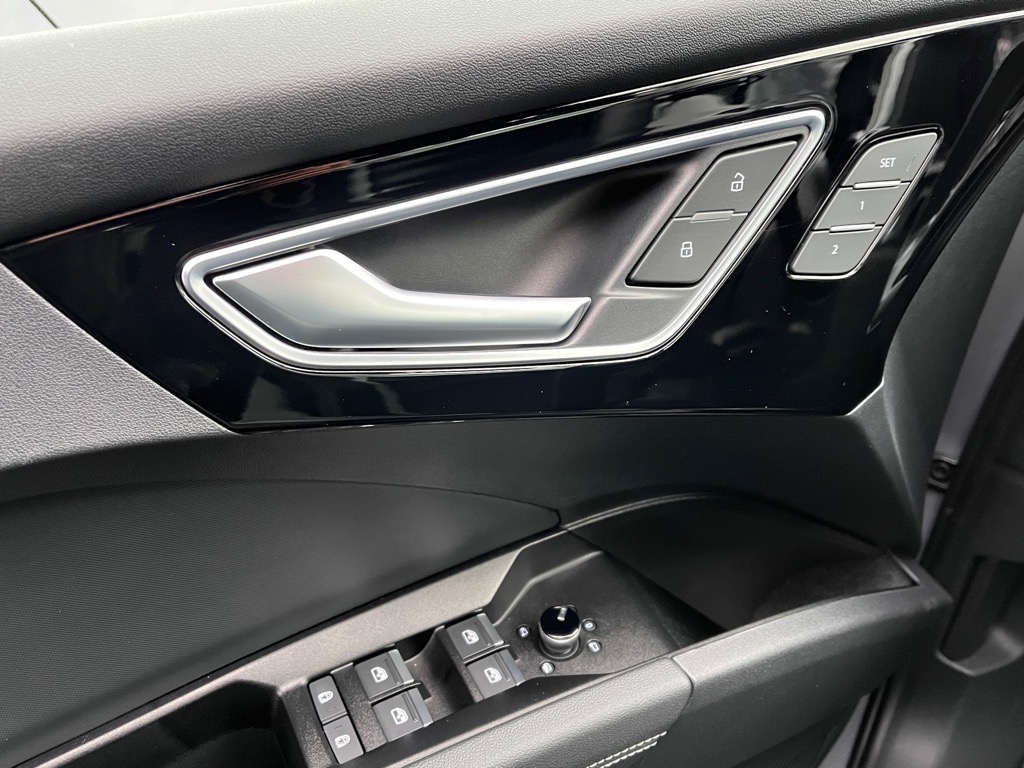 Vehicle image 6 of 22