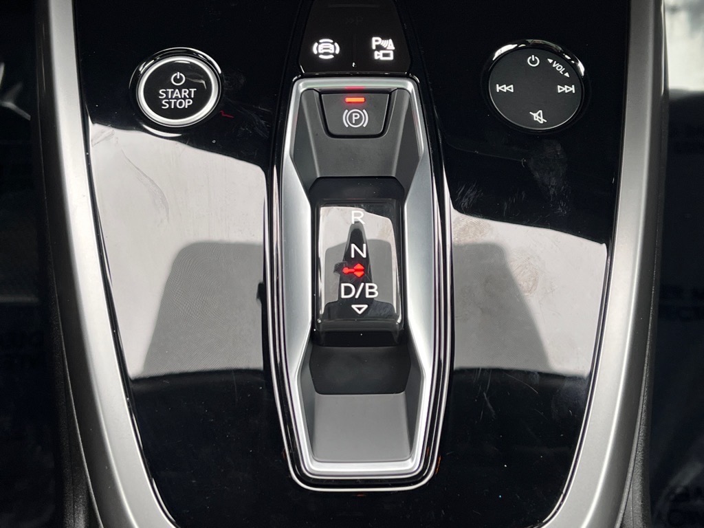 Vehicle image 17 of 22