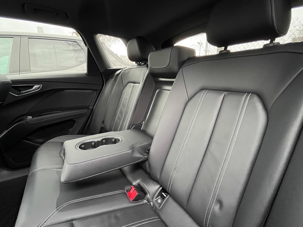 Vehicle image 20 of 22