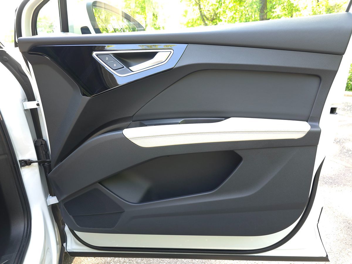 Vehicle image 25 of 67