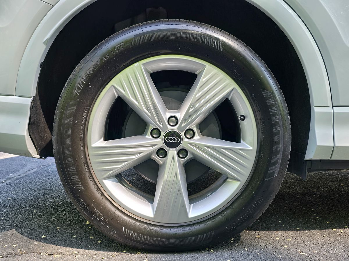 Vehicle image 61 of 67