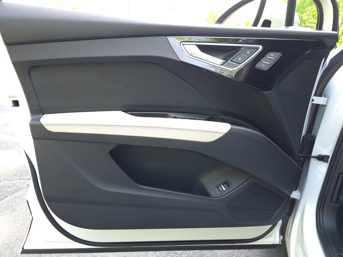 Vehicle image 28 of 67