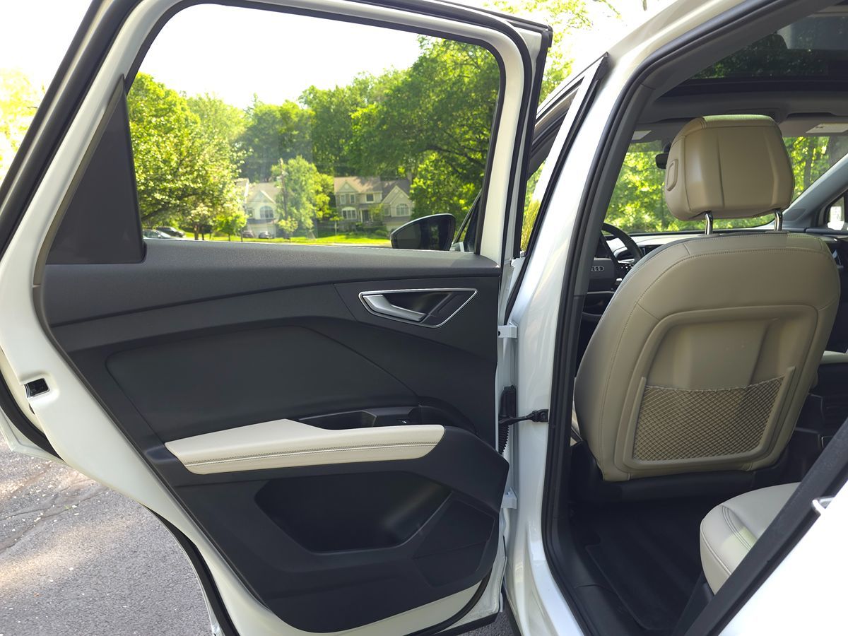 Vehicle image 27 of 67