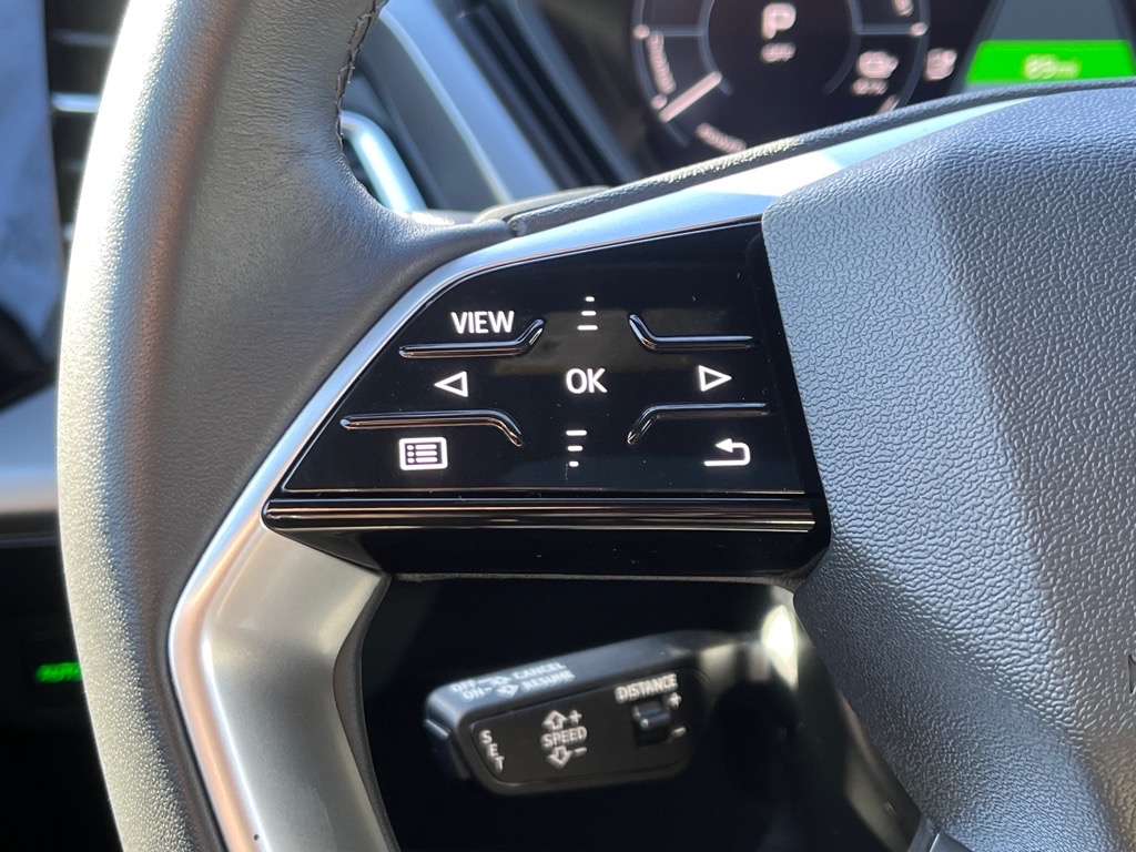Vehicle image 10 of 23