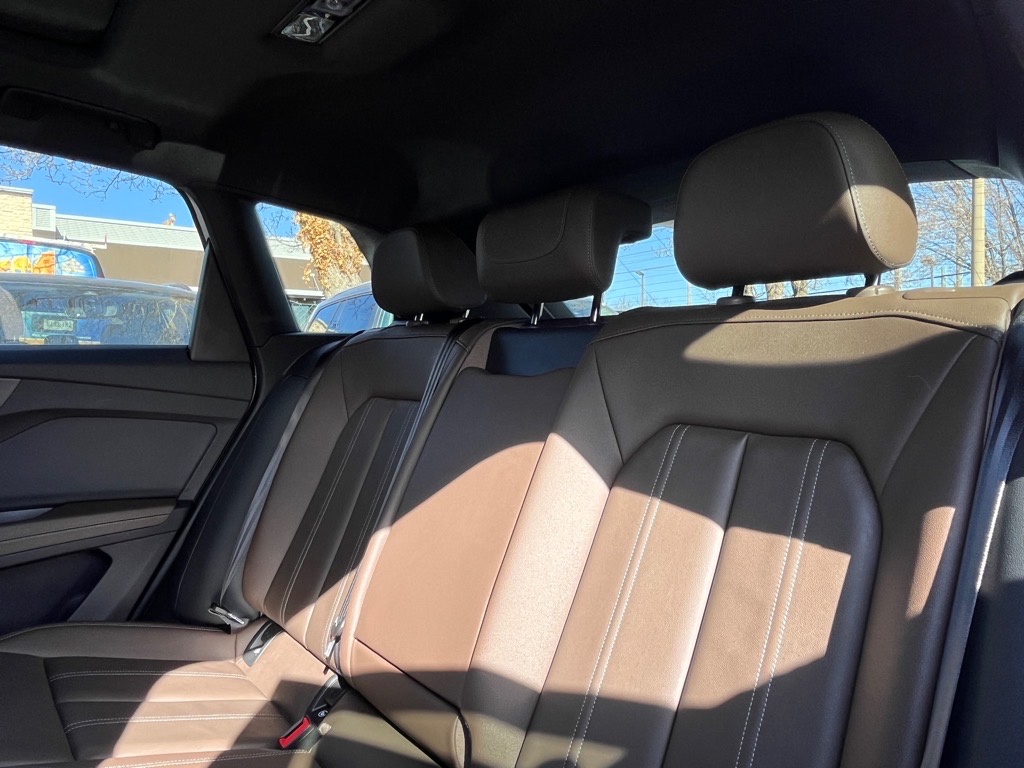 Vehicle image 21 of 23
