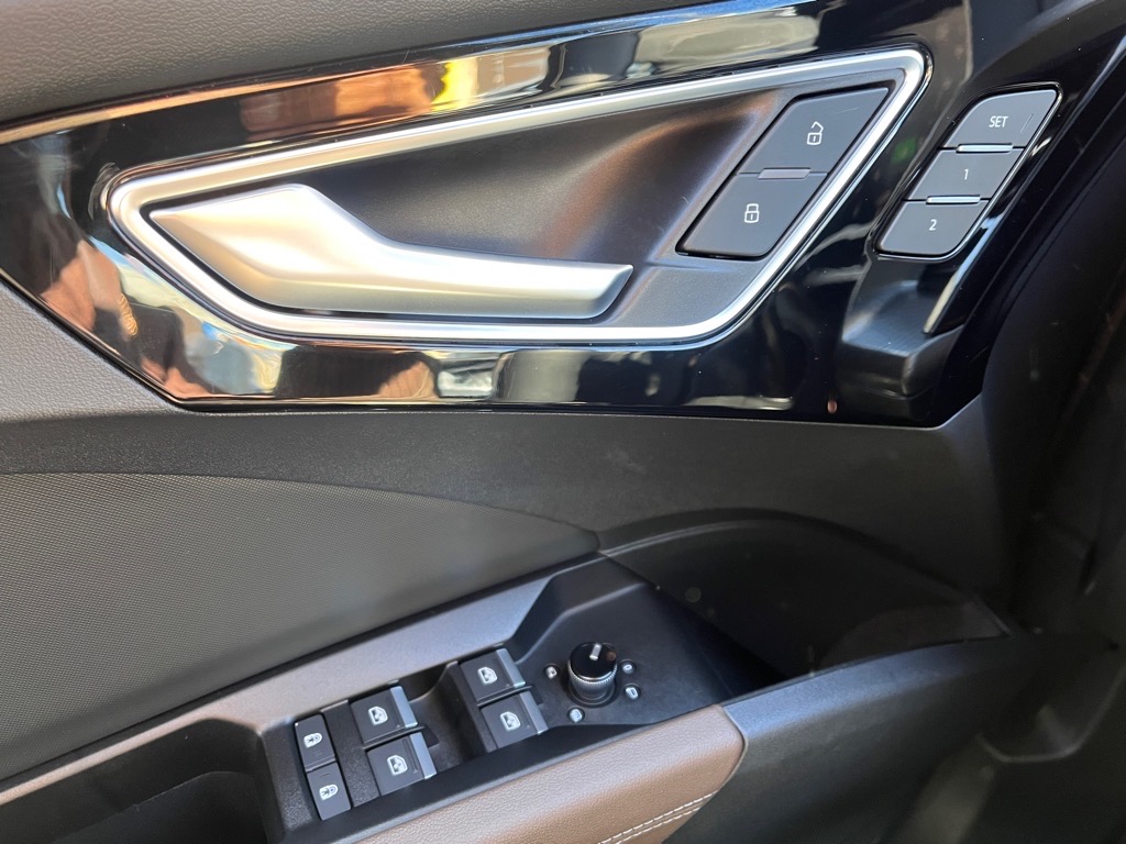 Vehicle image 7 of 23