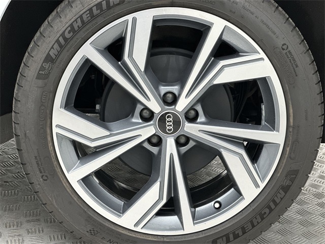 Vehicle image 11 of 26