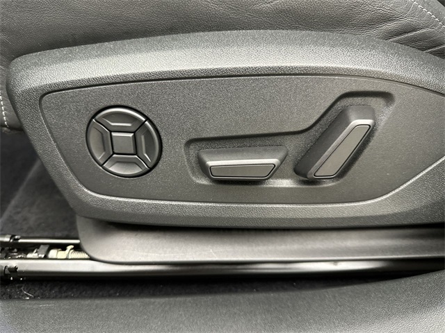 Vehicle image 24 of 26