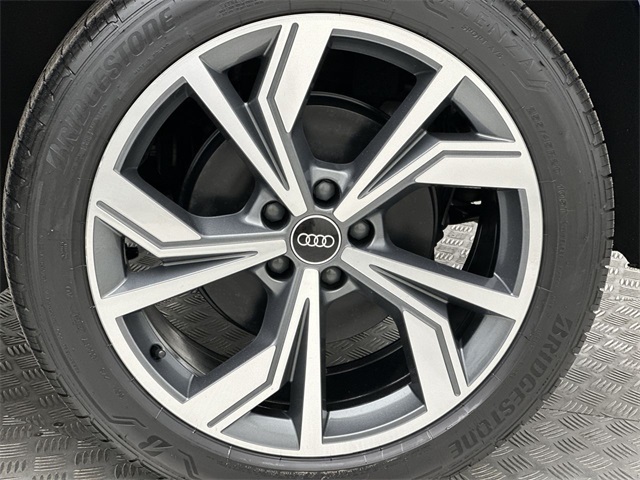 Vehicle image 11 of 26