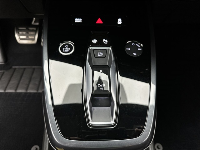 Vehicle image 21 of 26