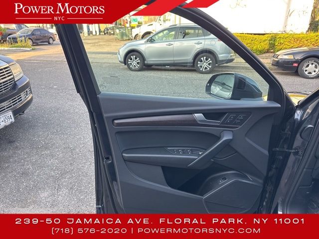Vehicle image 28 of 45