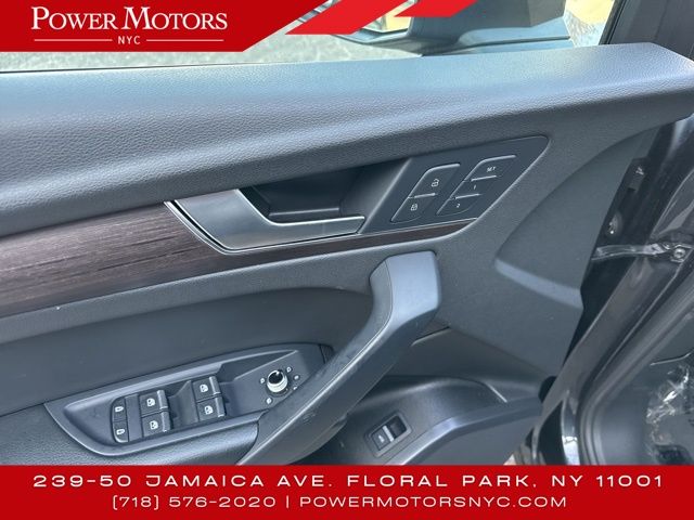 Vehicle image 29 of 45