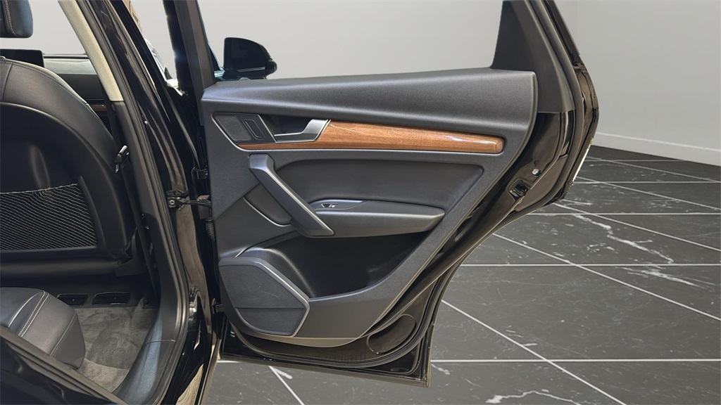 Vehicle image 28 of 29