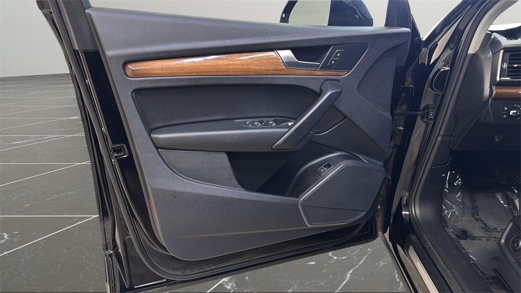 Vehicle image 27 of 29