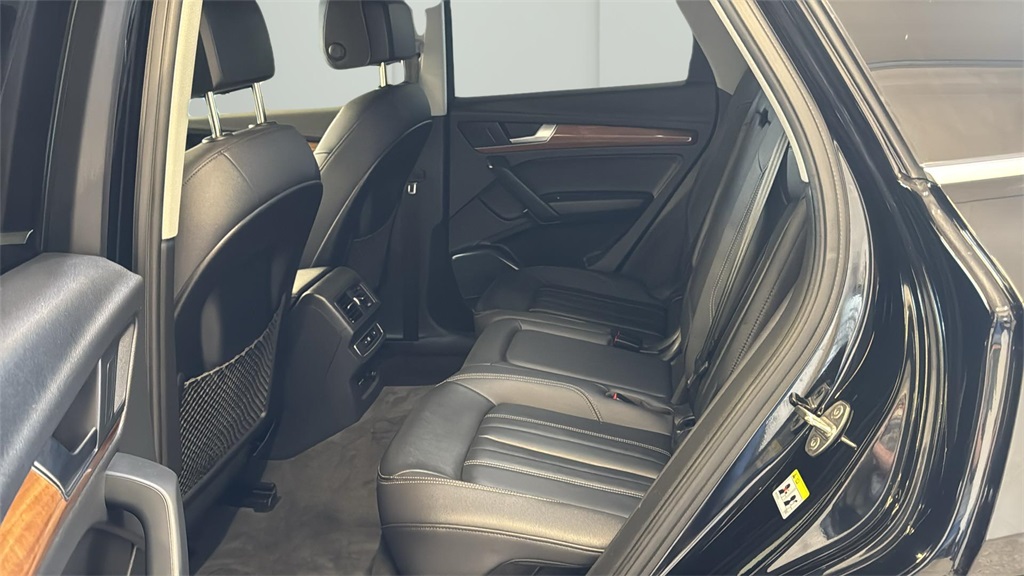 Vehicle image 24 of 29