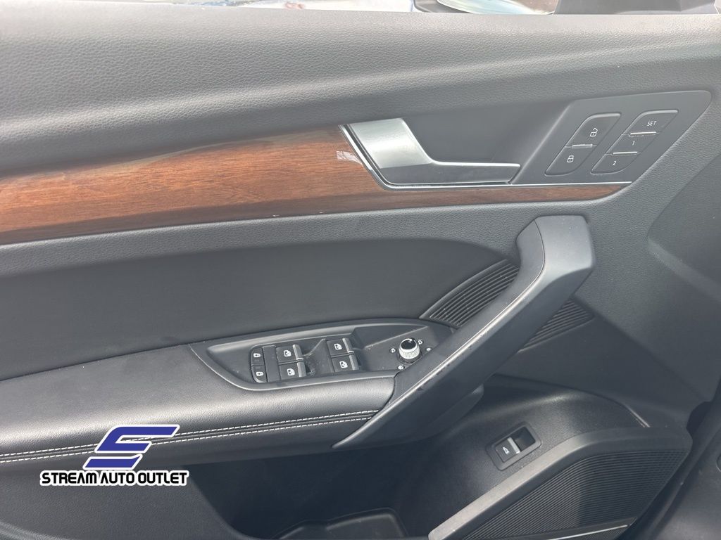 Vehicle image 25 of 37