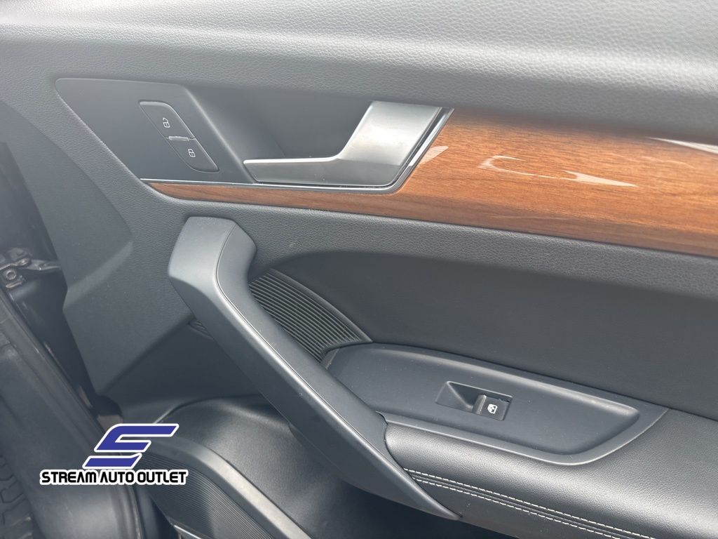 Vehicle image 13 of 37