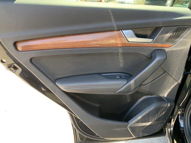 Vehicle image 21 of 46