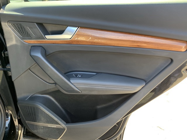 Vehicle image 26 of 46